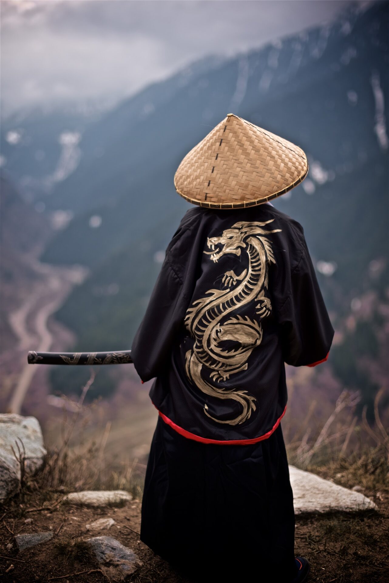 Way of the Samurai, Boy dressed as a samurai stands from behind with katana